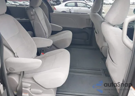 2015 Toyota Sienna Le 8 Passenger z USA, uszkodzony, nr VIN 5TDKK3DC3FS685223